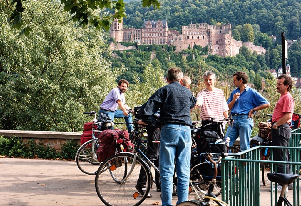 Blick auf das Heidelberger Schloss von der der gegenüberliegenden Neckarseite aus betrachtet