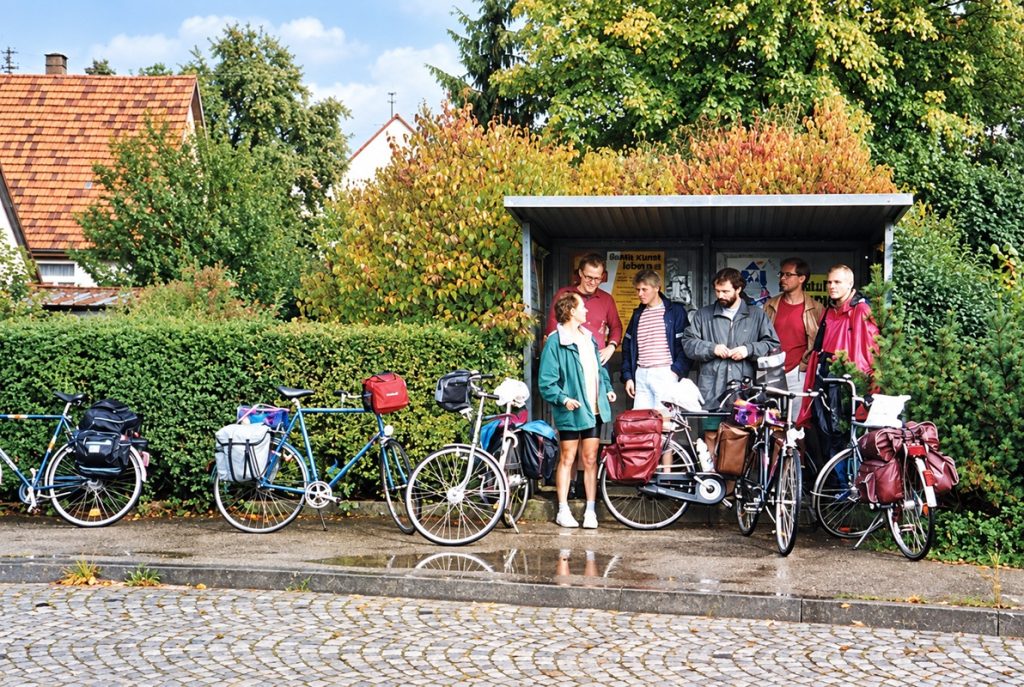 Regenpause im Bushaltehäuschen bei Schrotzberg