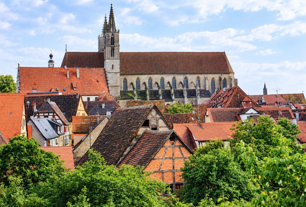 Blick auf die Stadtkirche von Rothenburg von der Stadtmauer aus betrachtet
