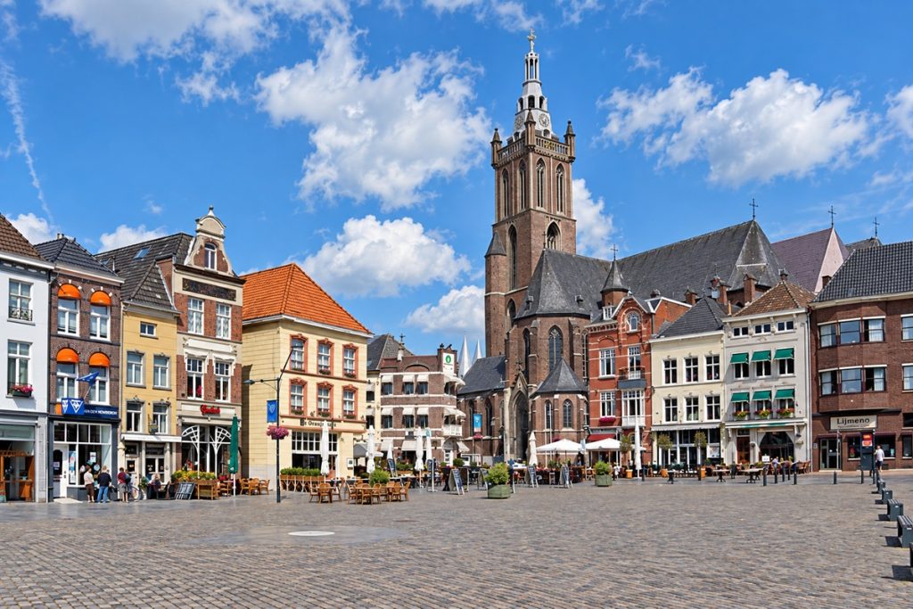 Die Christophorus-Kathedrale in Roermond, vom Marktplatz aus gesehen
