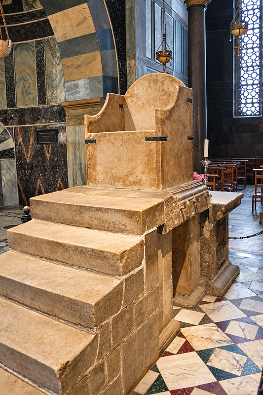 Kaiser Karls Thron im Aachener Dom