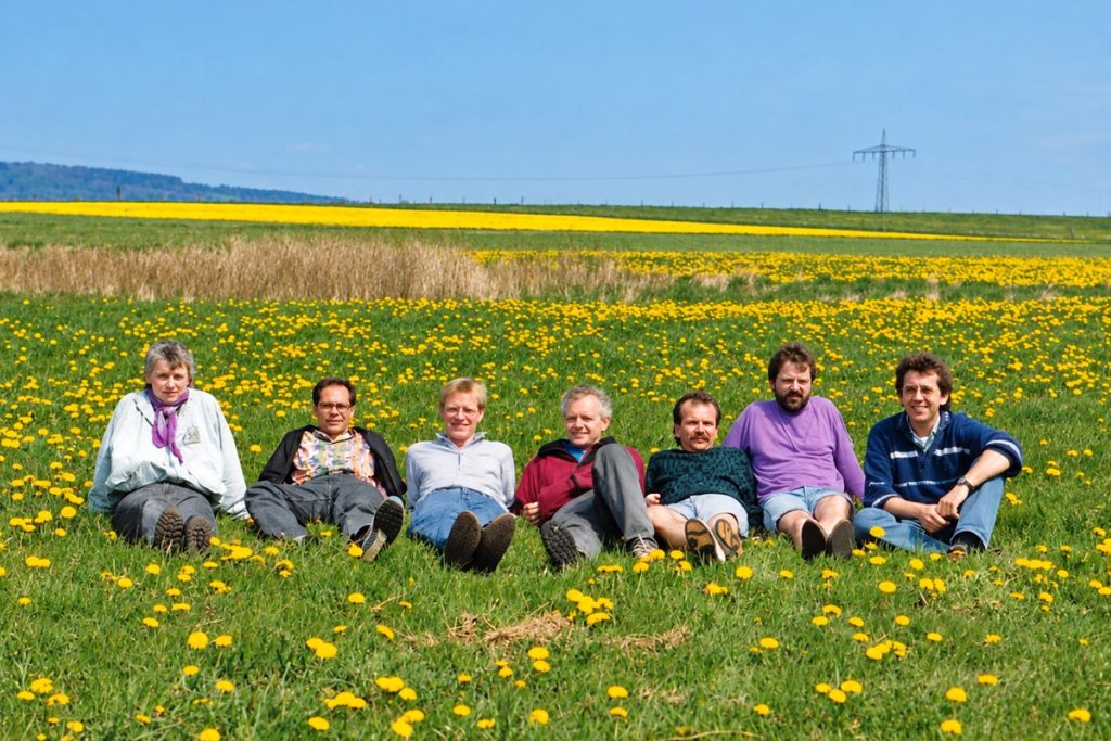 Gruppenbild im Löwenzahn hoch oben im Hunsrück